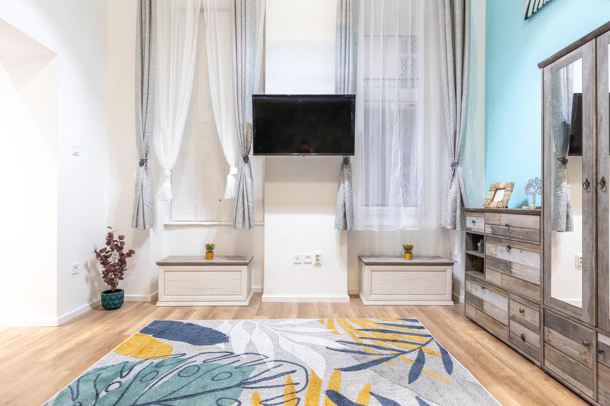 Andrassy Square Apartman *