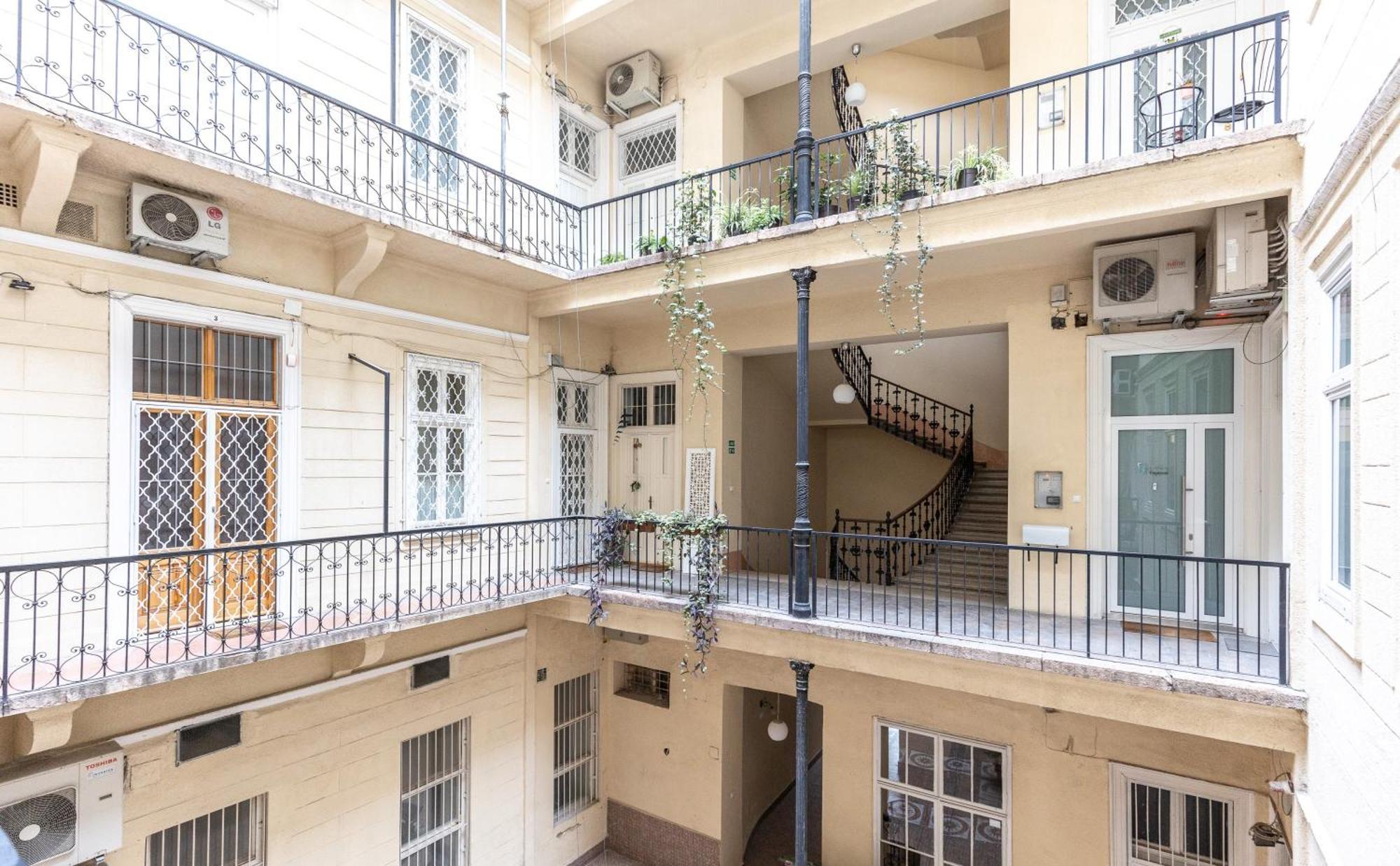 Andrassy Square Apartman *